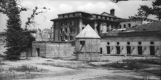 ADN-ZB / Archivo Berlín El llamado "Führerbunker" en el jardín de la Cancillería del Reich destruido en la Segunda Guerra Mundial. Julio de 1947.