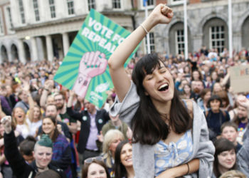 Irlanda vota por abandonar su prohibición del aborto