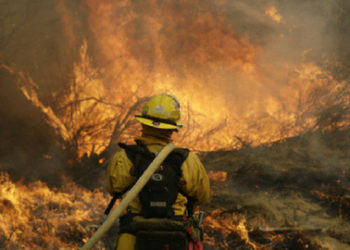 Un incendio en California ha matado a dos bomberos y obligado a miles a huir