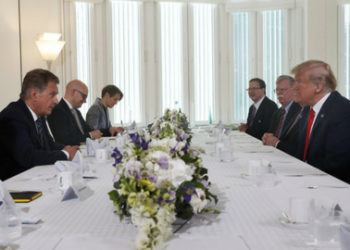 Trump desayuna con presidente finlandés Sauli Niinistö