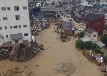 Japón busca sobrevivientes de inundaciones que mataron a casi 100