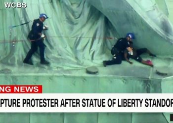 Protesta anti Trump “Levántate y Resiste” al pie de la Estatua de la Libertad