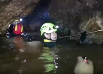Un buceador tailandés muere durante una operación de rescate en una cueva para salvar a 12 niños