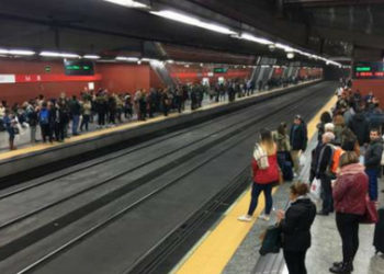 Cientos de viajeros y turistas  evacuados del metro de París