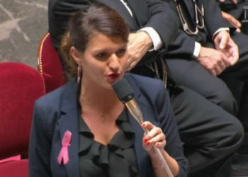 Francia aprueba ley que impondrá multas por acoso y violencia sexual