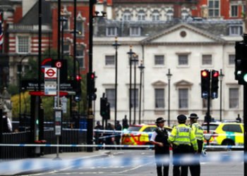 Dos heridos resultaron cuando un automóvil se estrelló contra las barreras de seguridad del  parlamento británico