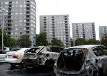 Jóvenes enmascarados incendiaron docenas de autos durante la noche en Suecia