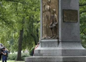 Manifestantes en la universidad de Carolina del Norte derrocaron una estatua confederada