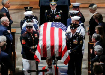 John McCain fue sepultado en la Academia Naval de EEUU, después de una procesión de cinco días