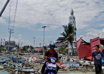 Número de muertos por el terremoto y el tsunami en la isla Sulawesi de indonesia aumentó a 384