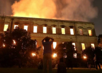 Funcionarios de Brasil han culpado por falta de fondos,  incendio que ha devastado el Museo Nacional del país