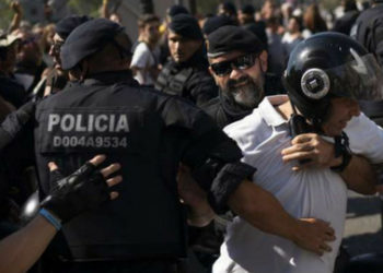 Enfrentamientos entre separatistas y policías en Barcelona dejaron  heridos y provocaron arrestos