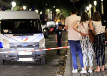 Siete personas  resultaron heridos en París luego de ser atacadas por hombre armado con cuchillo