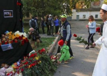 Residentes colocaron flores y velas encendidas en la ciudad de Kerch, después de tiroteo en colegio