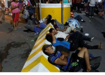 Cientos de migrantes centroamericanos acampan bajo presión, en puente que separa Guatemala y México