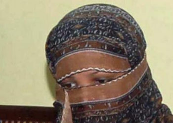 Mujer cristiana condenada por blasfemia, espera sentencia en Pakistán