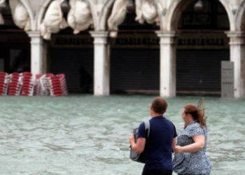 Venecia fue inundada por una marea alta excepcional el lunes, matando a seis personas