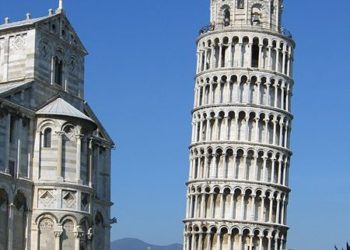 La famosa Torre Inclinada de Pisa de Italia se está enderezando
