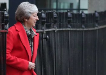 Theresa May le dijo a sus críticos que deshacerse de ella  no haría más fácil entregar Brexit