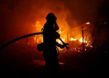 Dos incendios forestales  quemaron fuera de control, en el norte y sur de California