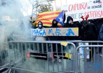 Manifestantes independentistas bloquean carreteras mientras ministros celebran reunión  en Barcelona