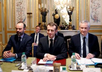 Presidente Emmanuel Macron prometió un aumento del salario mínimo y concesiones fiscales