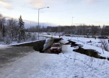 Terremotos de 7.0 y 5.7 derribaron carreteras y edificios el viernes en Anchorage, Alaska
