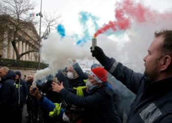 Primer ministro francés anunció suspensión de aumentos de impuestos sobre combustible