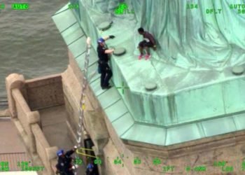 Una mujer que subió a la Estatua de la Libertad para protestar por separación de familias fue condenada