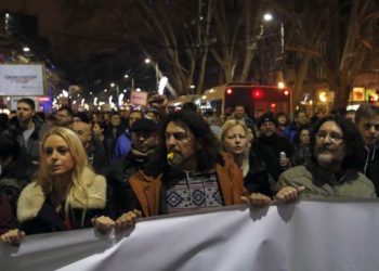 Miles de personas  en Serbia, protestan contra presidente Aleksandar Vucic, lo acusan  de sofocar  libertades democráticas