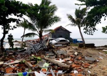 Tsunami que se cree provocado por volcán causó la muerte de al menos 222 en Indonesia