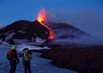 Monte Etna de Italia, el volcán más activo  de Europa, entró en erupción el lunes