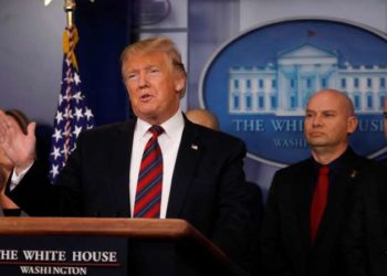 El presidente Donald Trump hizo una aparición sorpresa en una sesión informativa de la Casa Blanca