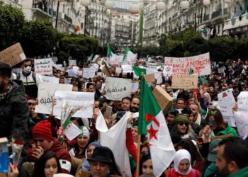 Cientos de miles manifestantes  en  Argelia el viernes exigieron la renuncia del presidente  Bouteflika