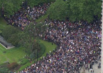 Cientos de miles de personas que se oponen al Brexit, marcharon en Londres el sábado para exigir un nuevo referéndum