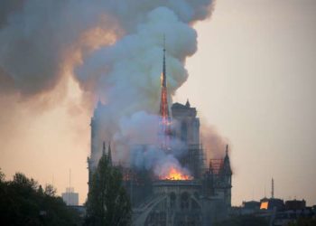 Un gran incendio se produjo en la catedral de Notre-Dame, el lunes por la tarde