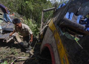 Veinticinco personas murieron en el oeste de Bolivia cuando el autobús cayó en un barranco
