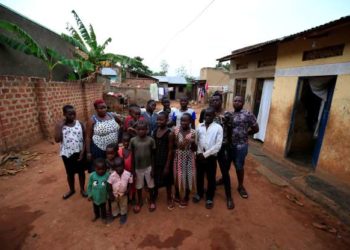 Madre ugandesa lucha por proveer  manutención a 38 niños
