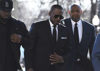 Una mujer que acusó a R. Kelly de abuso sexual ganó un caso civil por defecto contra el cantante