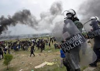Enfrentamientos entre migrantes y la policía griega que impide que lleguen a la frontera