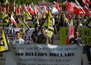 Cientos  marcharon el sábado en Varsovia para protestar contra una ley de los Estados Unidos sobre la restitución de bienes judíos