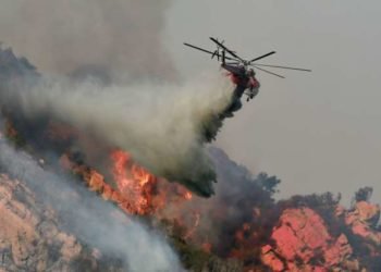 Incendio forestal más grande de California iniciado por chispas de martillo