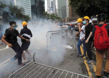 La policía de Hong Kong disparó gas lacrimógeno y  agua a alta presión contra manifestantes