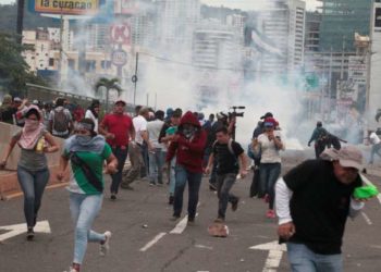Manifestantes en Honduras, incendiaron la puerta de acceso a la Embajada de los Estados Unidos