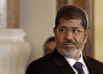 El ex presidente de Egipto, Mohammed Morsi, colapsó en un tribunal durante un juicio y murió el lunes