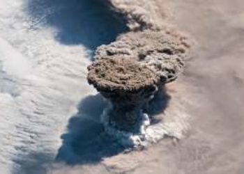 Astronautas revelan la vigorosa erupción del volcán Raikoke