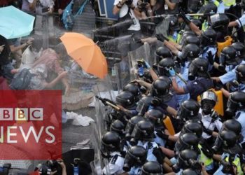 Miles de personas en Hong Kong han rodeado la sede de la policía