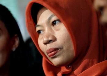 Una mujer indonesia condenada por denunciar  acoso sexual  pedirá una amnistía al presidente Joko Widodo