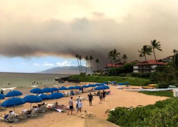 Residentes en la isla Maui de Hawai fueron evacuados de dos comunidades el jueves