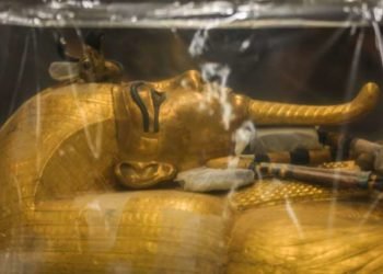 Egipto exhibió el domingo el ataúd dorado de Tutankamón